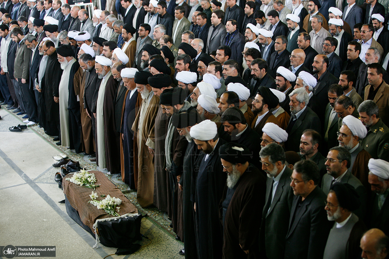 تصویری از رهبر انقلاب و شهید باقری کنی در سال ۱۳۸۸