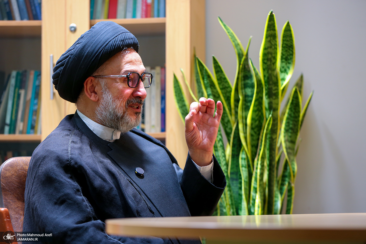 ابطحی: تندروها ملاحظه اسرائیل را میکنند