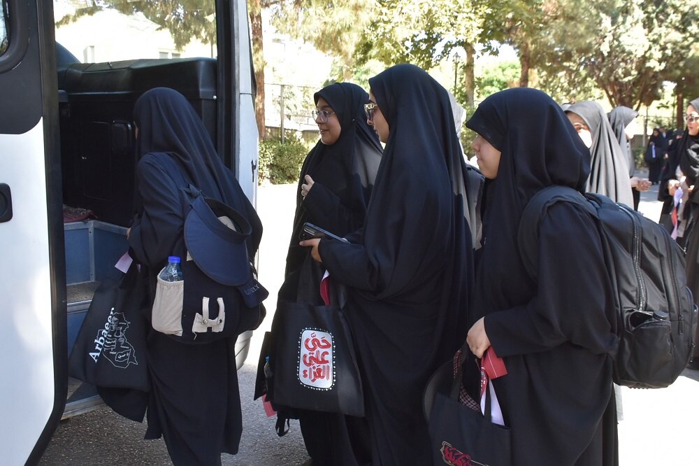 اعزام کاروان دانشجویان دختر علوم پزشکی مشهد به پیاده‌روی اربعین؛ حضور در اجتماع بزرگ حسینی