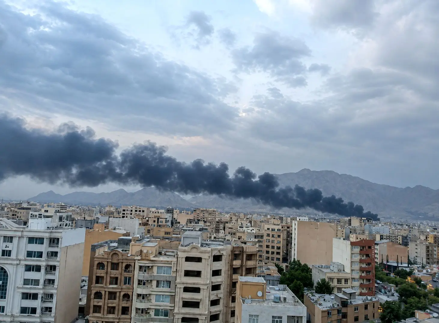 مهار آتشسوزی انبار ضایعات در شرق بندرعباس؛ جزئیات حادثه