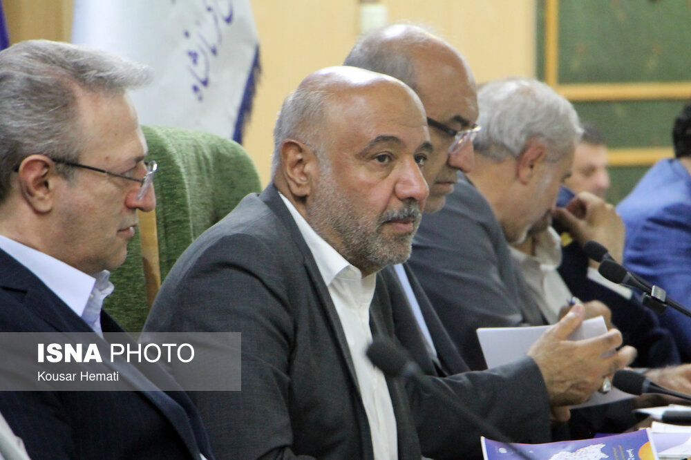 وزیر کار عسلویه را برای بررسی خسارتهای جنگی بررسی میکند