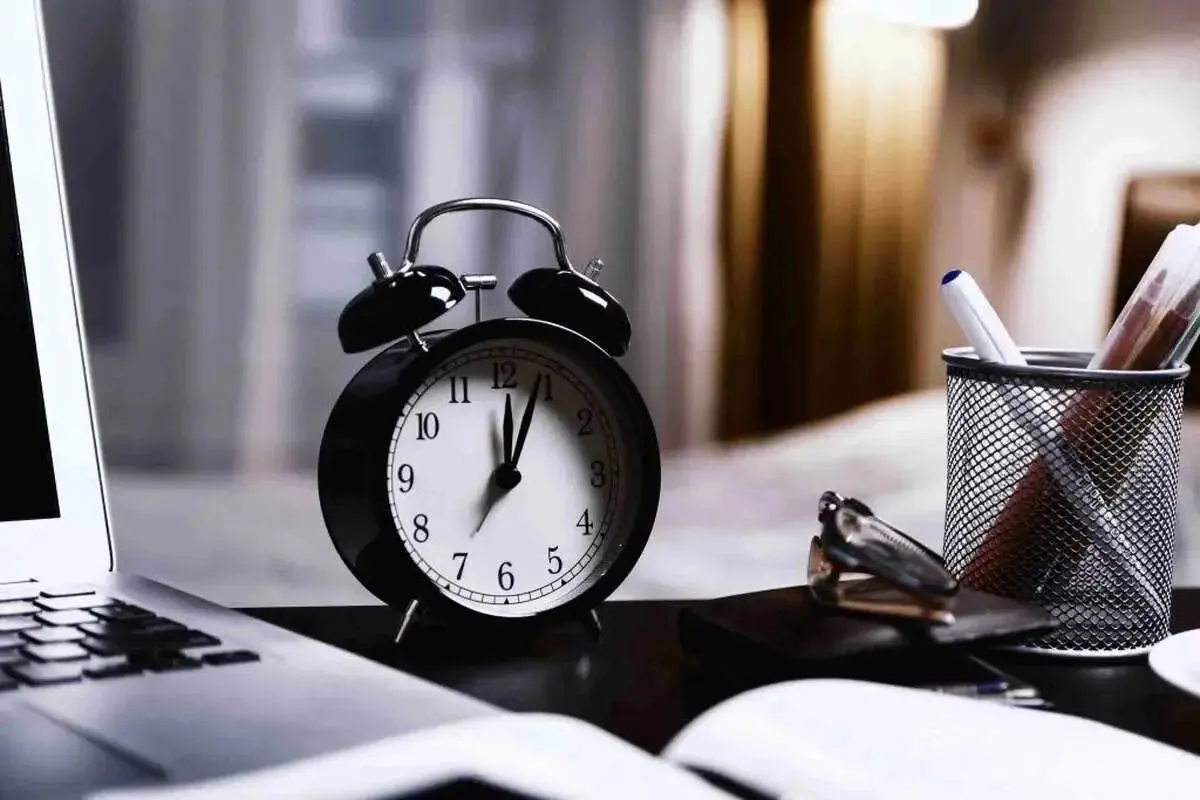 ساعت کاری ادارات قم از ۷ تا ۱۳؛ دورکاری برای جبران ساعات