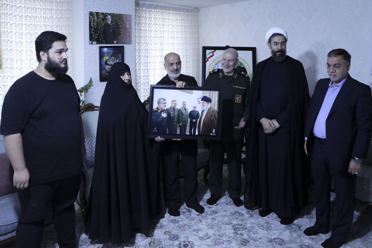 دیدار رحیم صفوی با خانواده شهید حاجیزاده