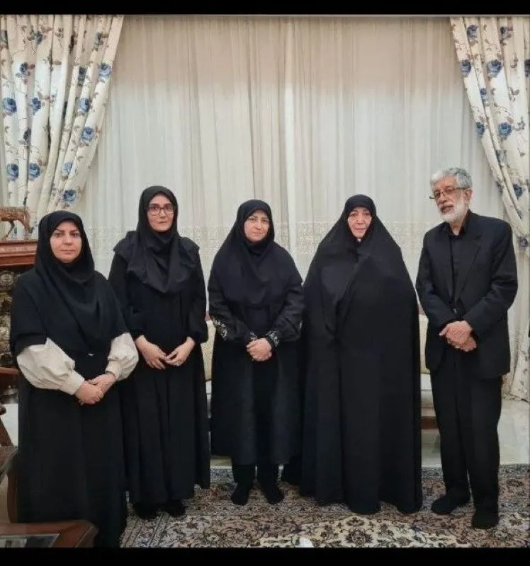 دیدار شینا انصاری با خانواده شهیده زهرا حداد عادل؛ تجلیل از ایثار