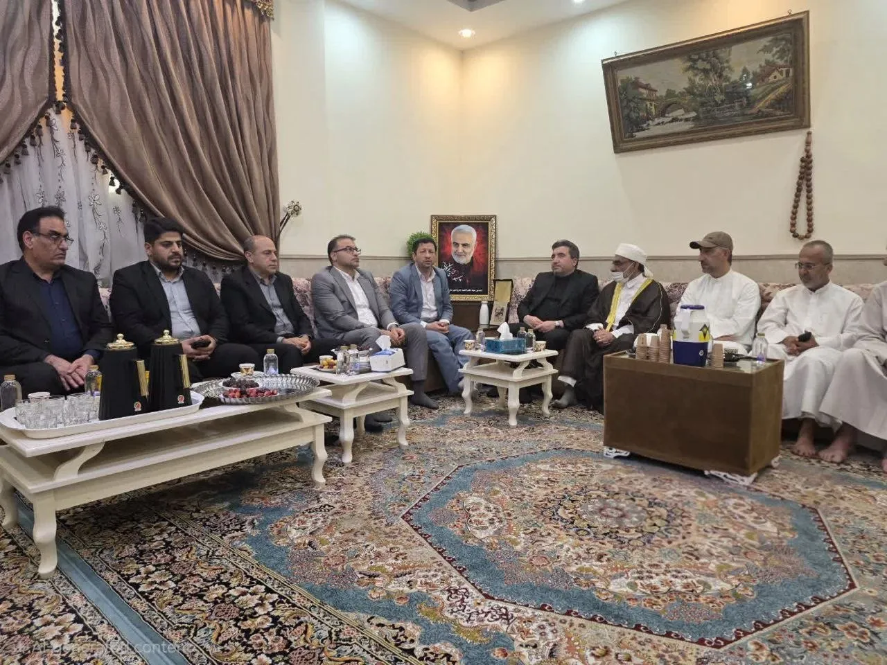 دیدار رئیس سازمان ثبت اسناد با خانواده شهید امنیت
