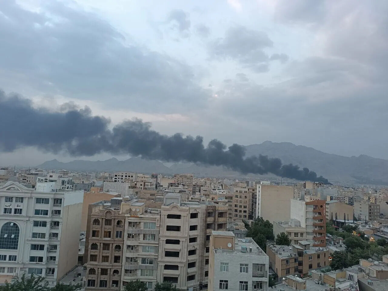 آتشسوزی در شرق بندرعباس؛ دود ناشی از انبار ضایعات و نخلستان