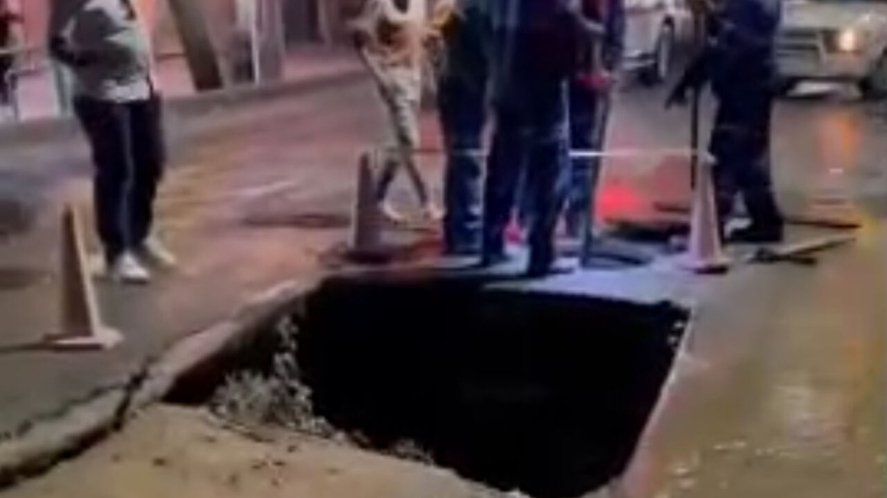 ایمنسازی محل فرونشست زمین در خیابان طالقانی اصفهان
