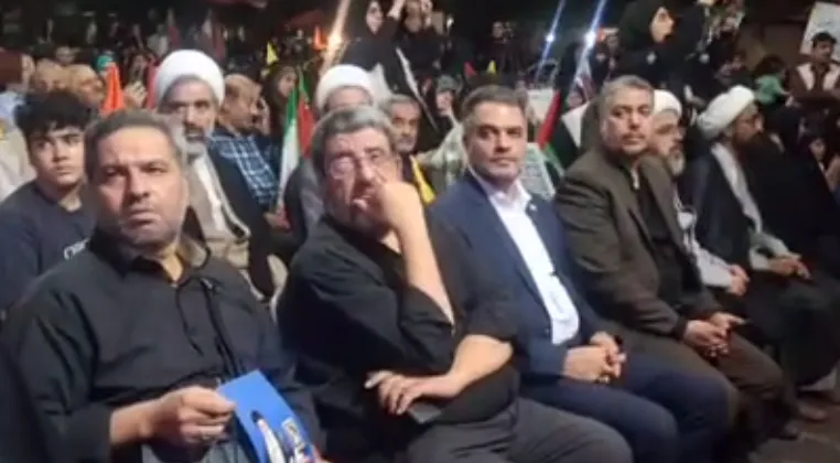 سید علی کاظمی در جمع خانوادههای شهدای مدرسه شجره طیبه میناب حاضر شد