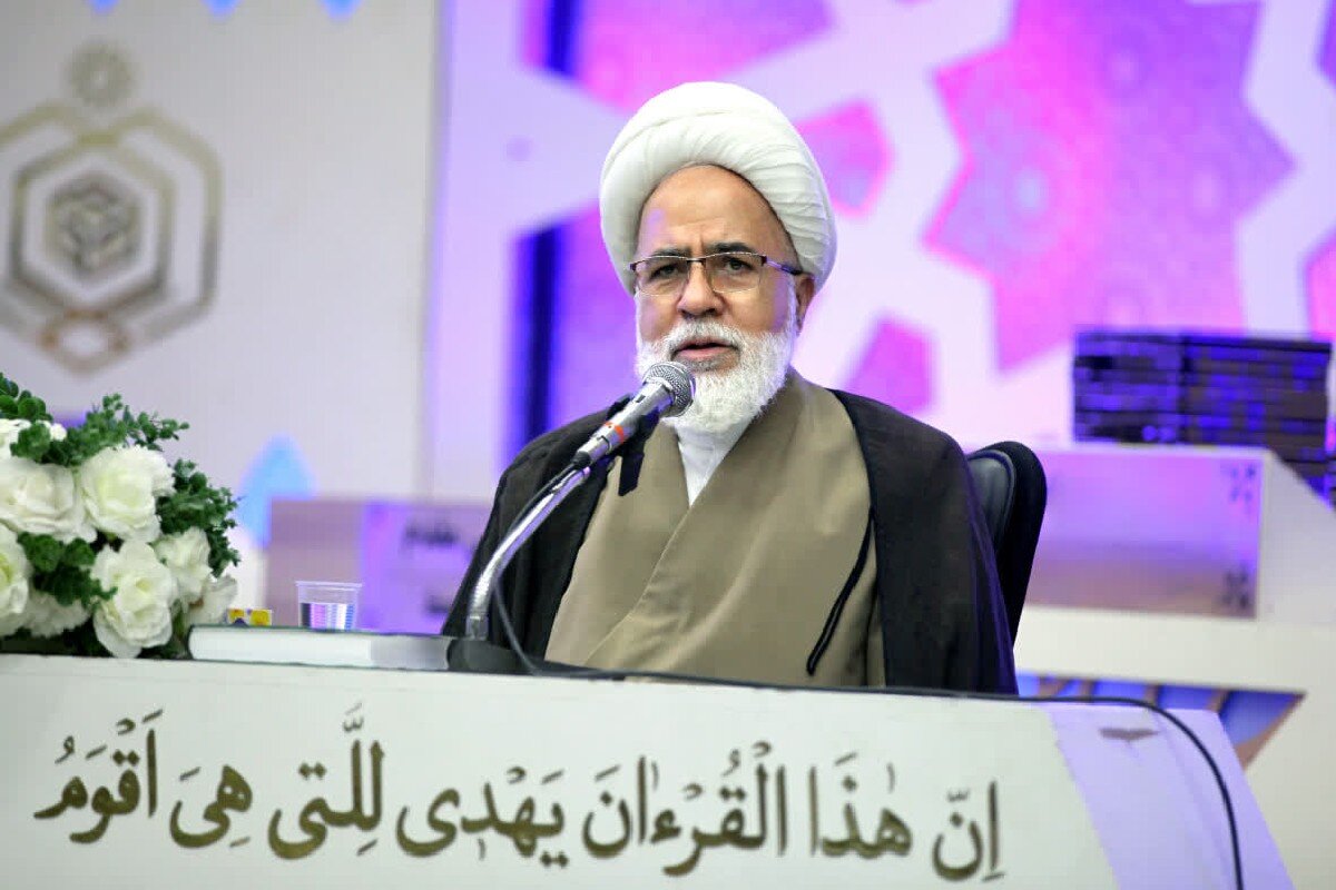 حجتالاسلام والمسلمین غفوری درباره ارتباط رهبر شهید با قرآن کریم سخن میگوید