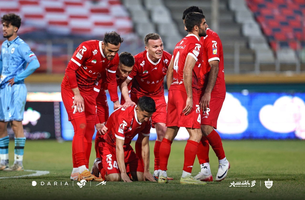 تلاقی دو نسل در ورزشگاه؛ دیدار پیام صادقیان با ستاره جوان پرسپولیس
