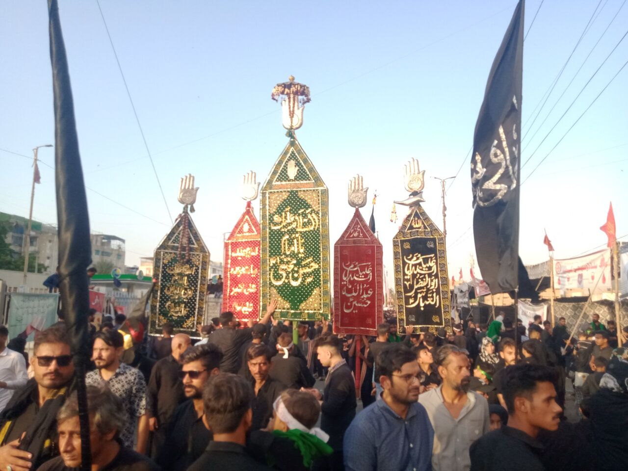 آیینهای اربعین حسینی در ۶ شهر پاکستان؛ حضور گسترده سوگواران