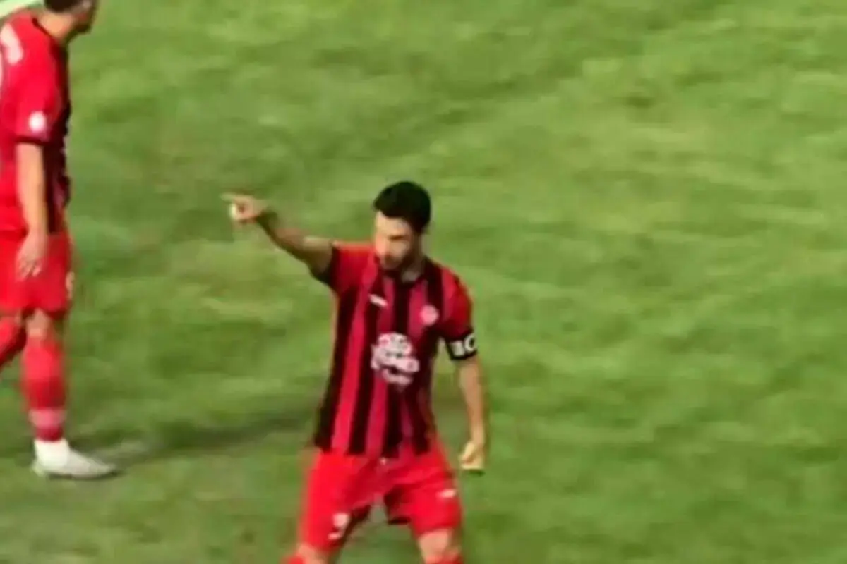 شجاع خلیلزاده با حرکات دست حاشیهساز شد