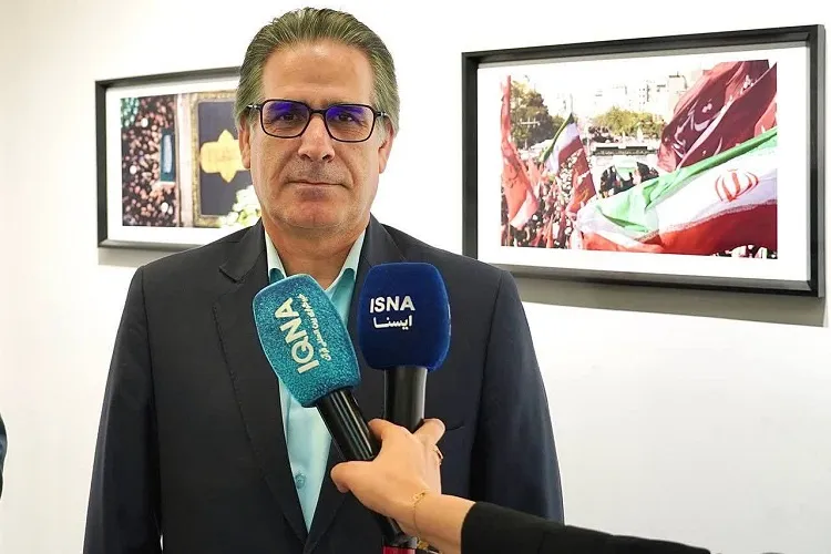 بازدید معاون استاندار خراسان رضوی از نمایشگاه عکس «روایت وداع»