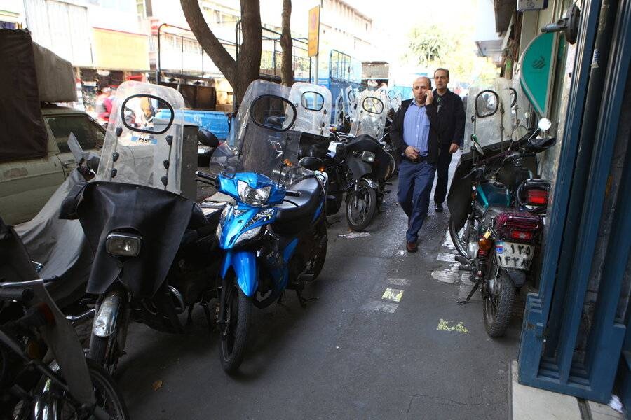 مشکلات پیادهروها در تهران: گسست، تدافع موتورسیکلتها و کمبود فضا