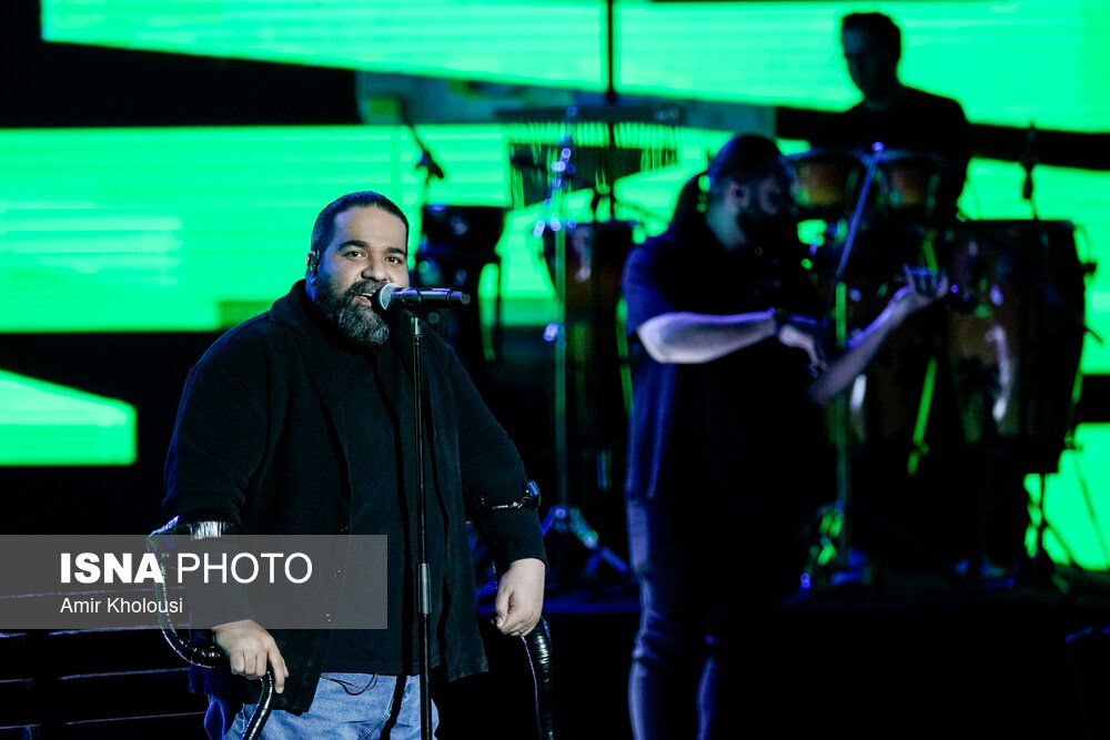 رضا صادقی با شوخی بامزه ای برای عروس و داماد در خیابان