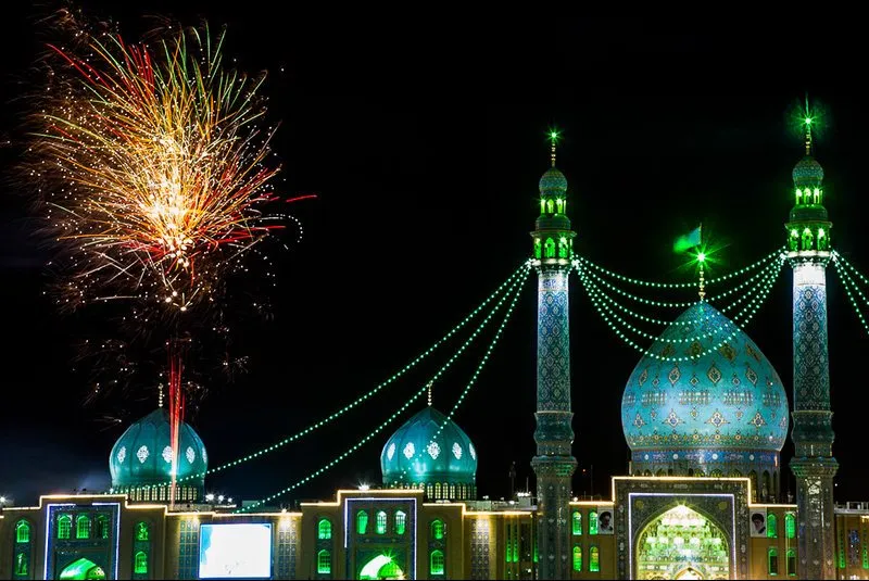 فیلم: حال و هوای متفاوت مسجد جمکران در شب آغاز امامت امام زمان(عج)