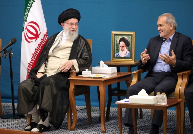 نگاهی متفاوت به دیدار سال گذشته رئیسجمهور و هیئت وزیران با رهبر انقلاب