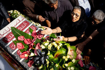 جشن تولد اکبر عبدی بر سر مزارش