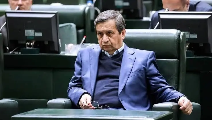 روزنامه سازندگی با تیتر 'صادرات نفت؛ صفر' به بررسی توقف صادرات نفت میپردازد