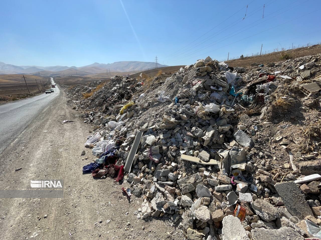 توقف کامیون متخلف به دلیل ریختن نخاله ساختمانی در حاشیه جاده‌های کرمانشاه