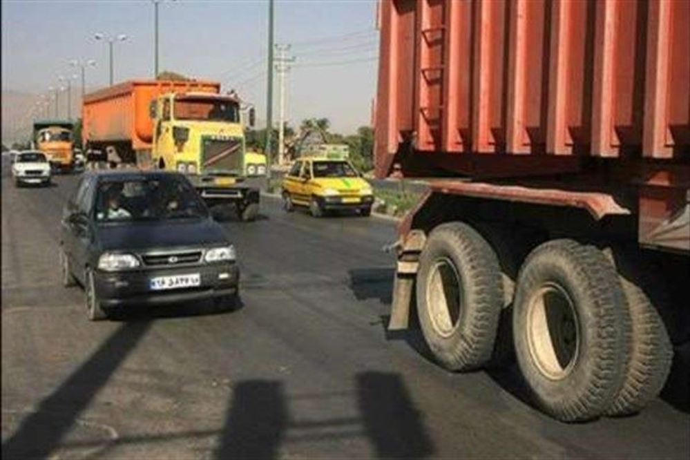 رانندگی نوجوان ۱۳ ساله با کامیون حامل مواد خطرناک در جاده قم-کاشان