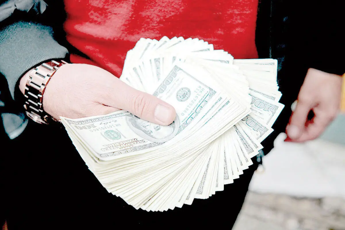 دلار 200 هزار تومانی: آیا دولت در مسیر اصلاحات ارزی دچار بن بست شده است؟
