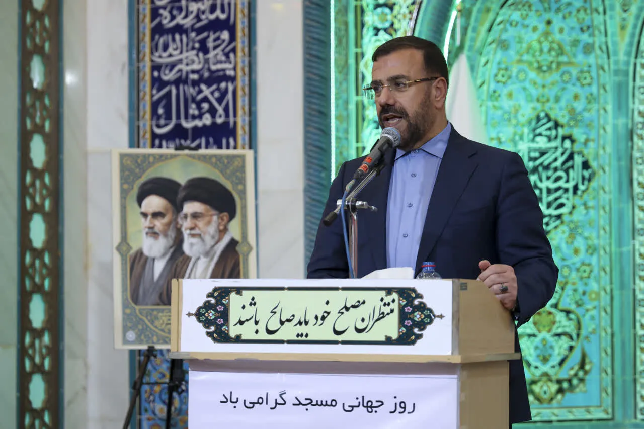 استاندار فارس: مسجد باید محور فعالیتهای محله باشد