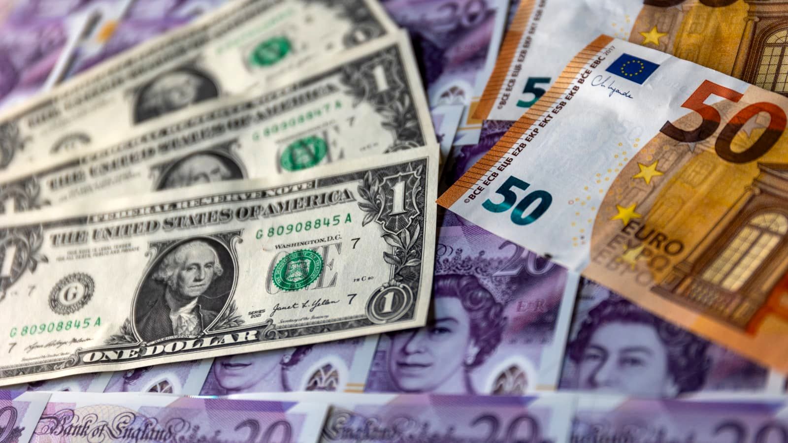 قیمت دلار، یورو و پوند امروز پنجشنبه ۵ شهریور ۱۴۰۵