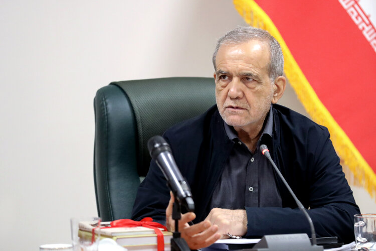 جلسه بررسی تأمین برق صنایع با حضور پزشکیان برگزار شد