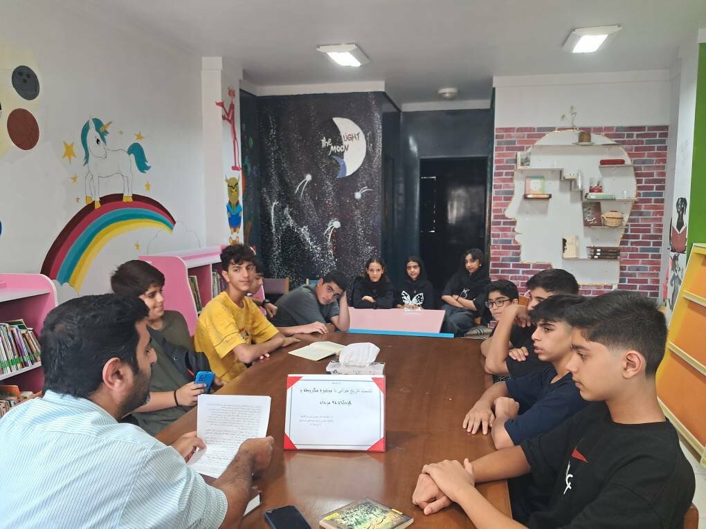 نشست تاریخخوانی «مشروطه و کودتای 28 مرداد» در کتابخانههای عمومی نور و گلوگاه برگزار شد