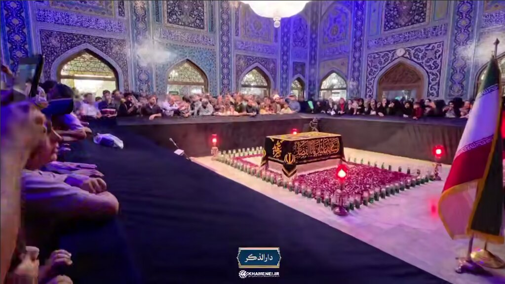 تصاویری از حضور زائران در اطراف مزار شهید سیدعلی خامنه‌ای
