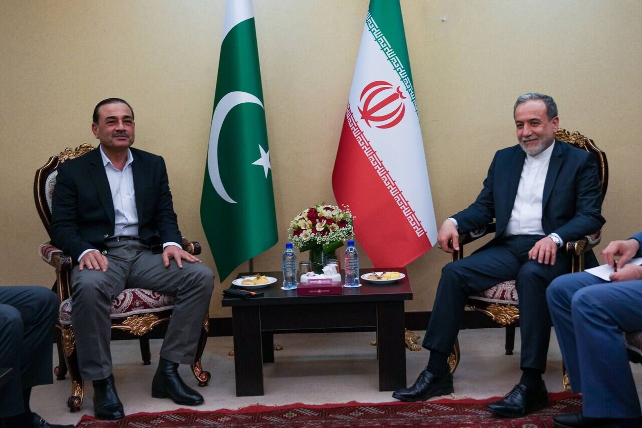 رایزنی تلفنی عراقچی و منیر درباره روندهای دیپلماتیک