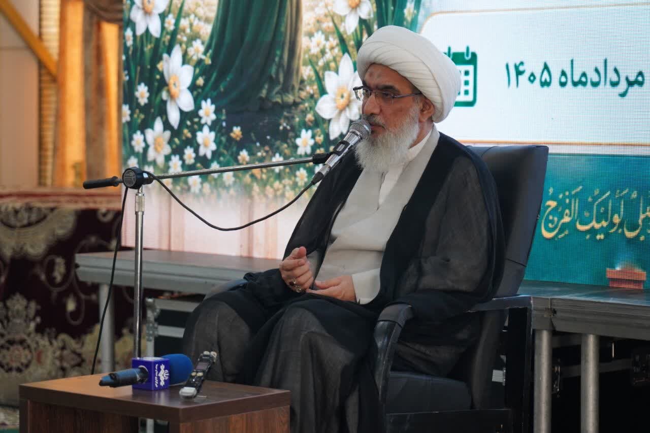 حجت الاسلام صفایی بوشهری در همایش عهد سربازی سخن میگوید