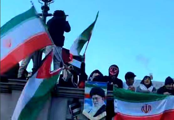 پرچم جمهوری اسلامی ایران همچنان پابرجاست؛ تکذیب شایعات سقوط در تصاویر