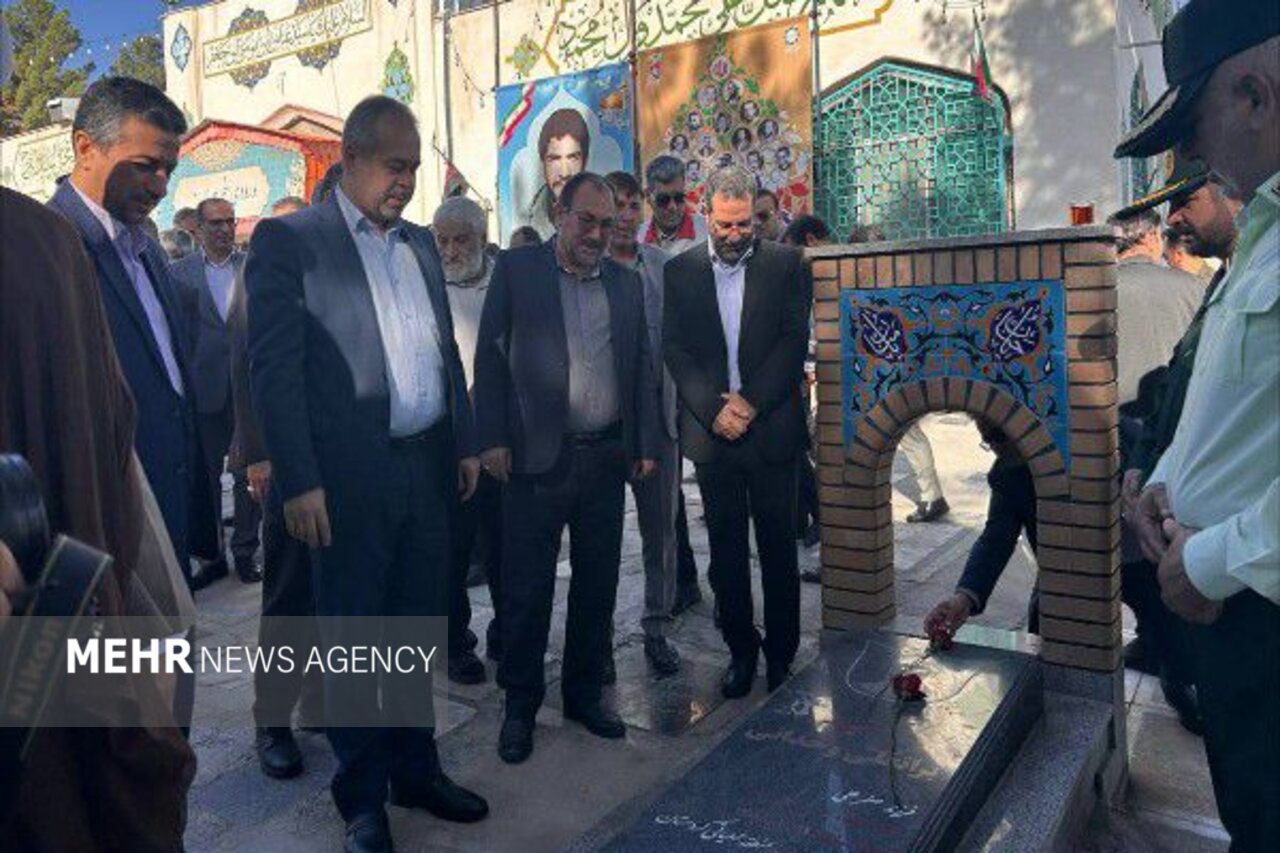 هفته دولت در خراسان شمالی با عطرافشانی مزار شهدا آغاز شد