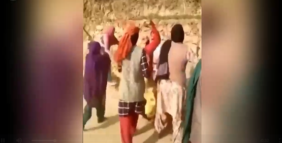 بازداشت متجاوز در هند؛ زنان چگونه او را مورد ضرب و شتم قرار دادند