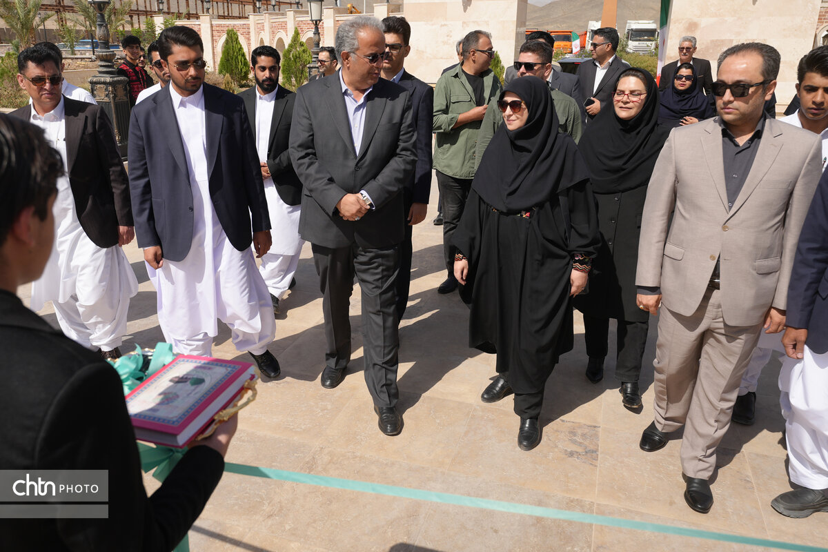 افتتاح ناوگان تاکسیهای برقی مجتمع گردشگری دشت عماد زاهدان با حضور