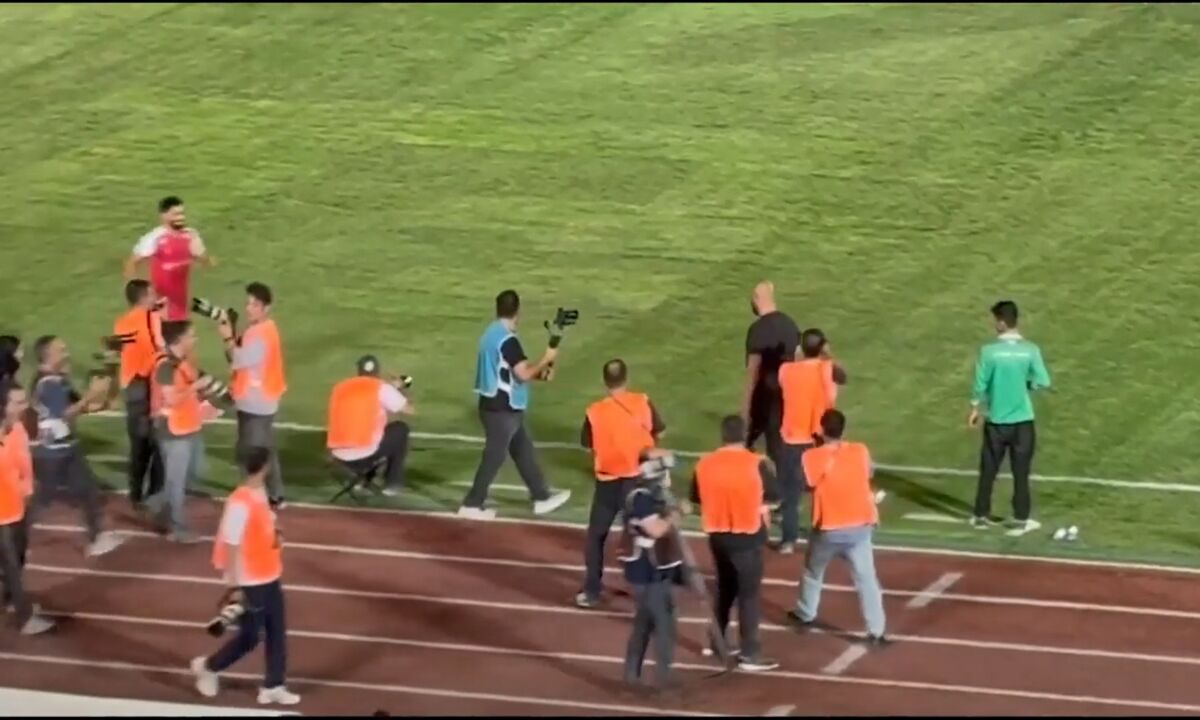 تشویق پرشور هواداران پرسپولیس برای مازیار زارع