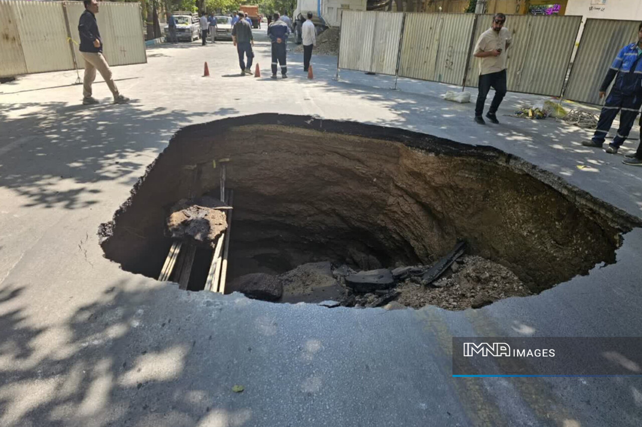 فروریزش زمین در خیابان نشاط اصفهان؛ انسداد سریع مانع از حادثه شد