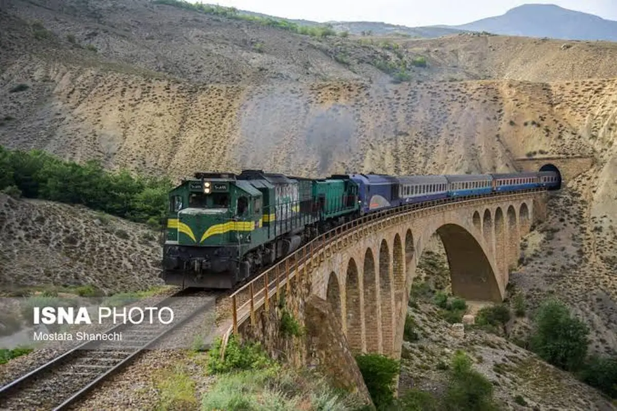 گردشگران در خطوط راهآهن سوادکوه تفریح میکردند