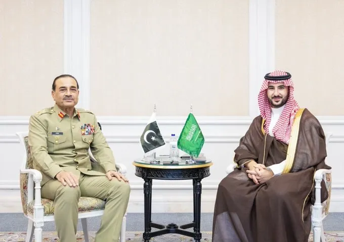 دیدار وزیر دفاع عربستان با فرمانده ارتش پاکستان در حاشیه «توافق مکه»