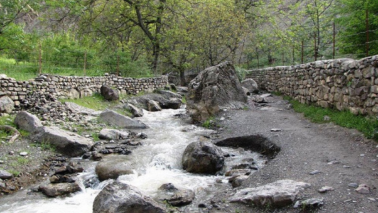 تخلیه تفرجگاهها و مناطق گردشگری کلات به دلیل بارشهای شدید