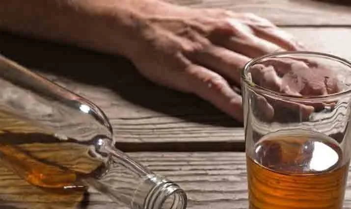 عوارض مصرف الکل: از التهاب معده تا هپاتیت الکلی