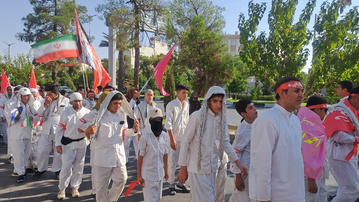پیادهروی چند هزار نفری زائران فیروزآباد به سوی سومین حرم