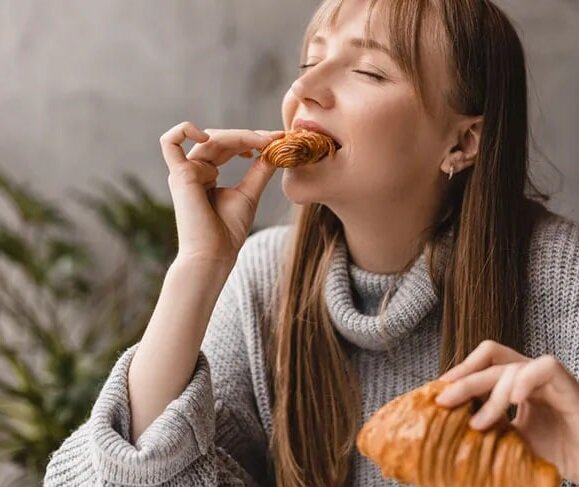 راههای کنترل پرخوری عصبی: نکات عملگرایانه برای مدیریت میل غذا
