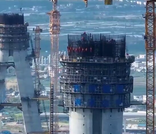 کارگران چینی در ارتفاع بالای 100 متر مشغول ساخت پایه پل