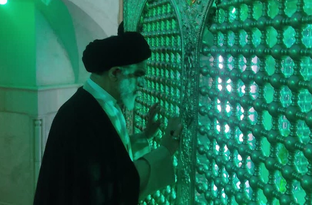 غبارروبی و عطرافشانی ضریح امامزاده شاه سلطان حسین در روستای ابیازن