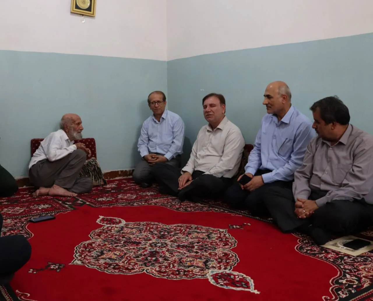 استاندار بوشهر با خانواده شهید ظلینیا در دیّر دیدار