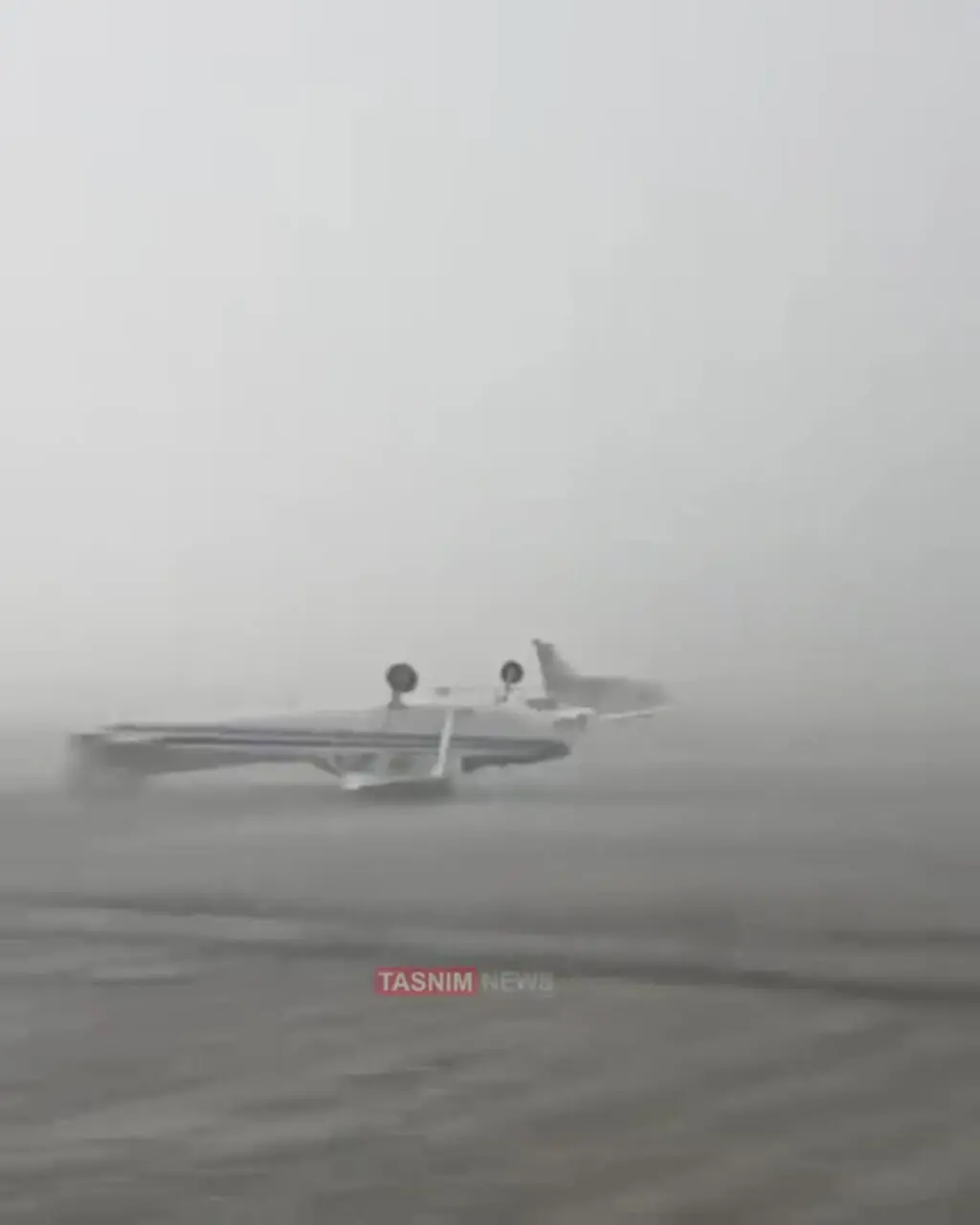 طوفان در فرودگاه ایتالیا: جابجایی و واژگون شدن هواپیما