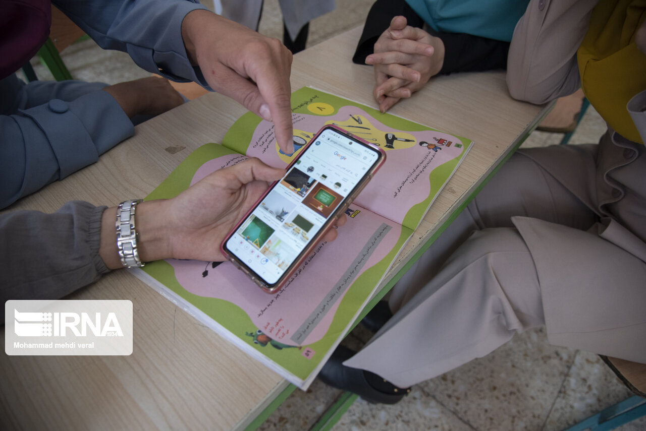 کشاکش کتاب و گوشی: تغییر سبک شناختی نسل جدید